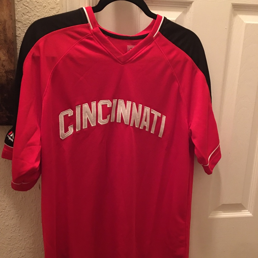 Cincinnati reds embroidered shirt size (LARGE)